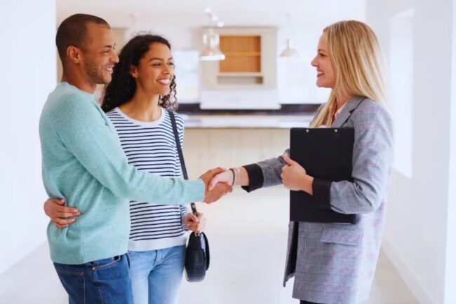 Real estate agent help her happy clients. 